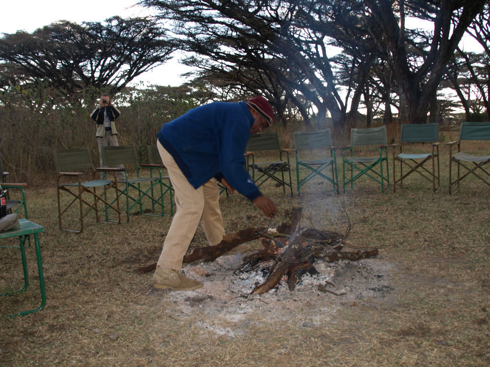  Massai beim zubereiten des Feuers